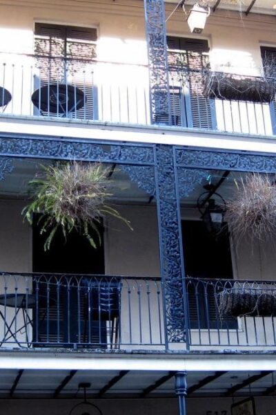 Balcon étroit décoré