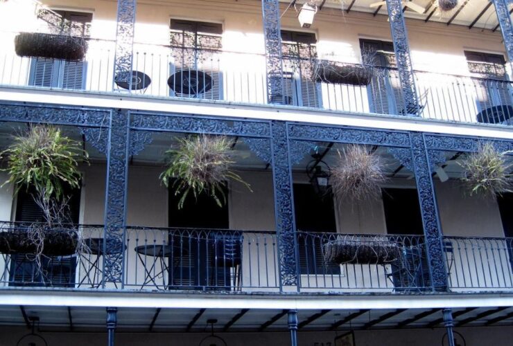 Balcon étroit décoré